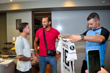 «Un Pirata y su amor incondicional amor por la U»