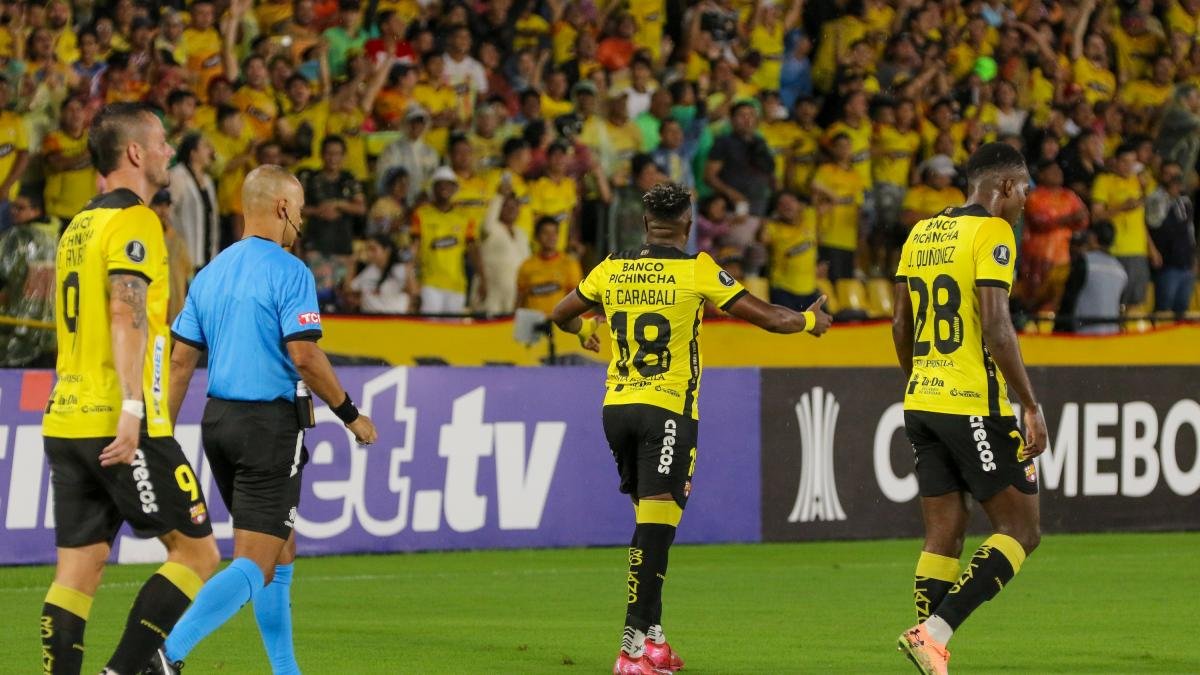 «El Ídolo» vs la «banda blanquirroja»
