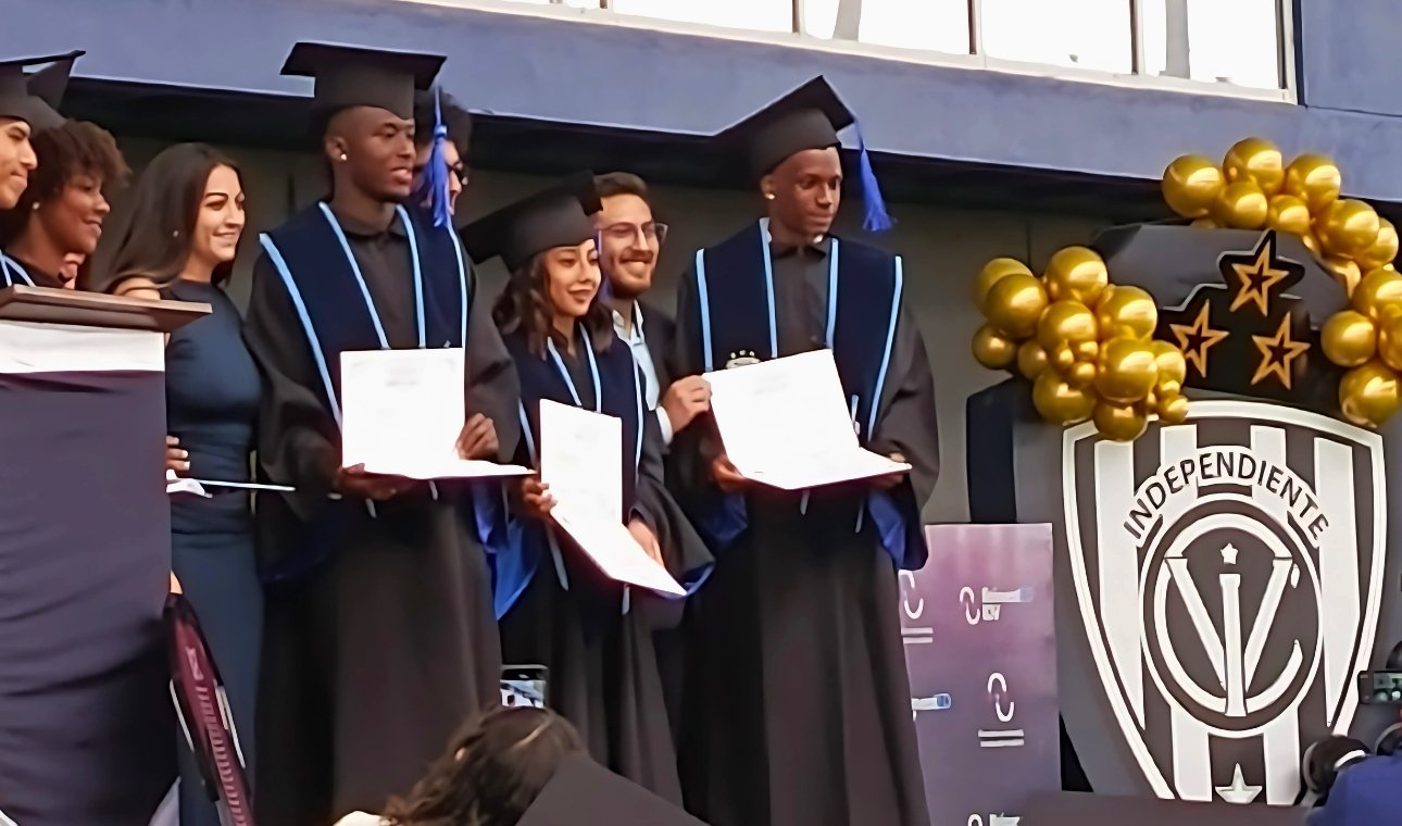 «El Guagua ya se puso el birrete».  VIVA EL GRADUADO