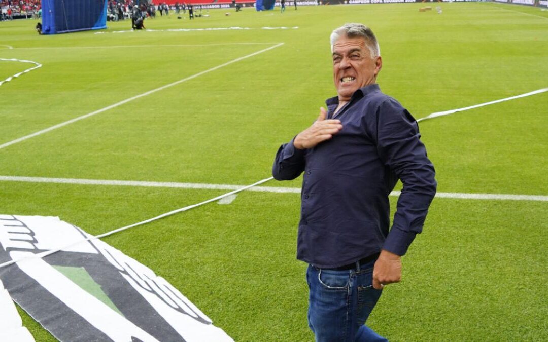 Zuleta de regreso a Ecuador y analiza ofertas