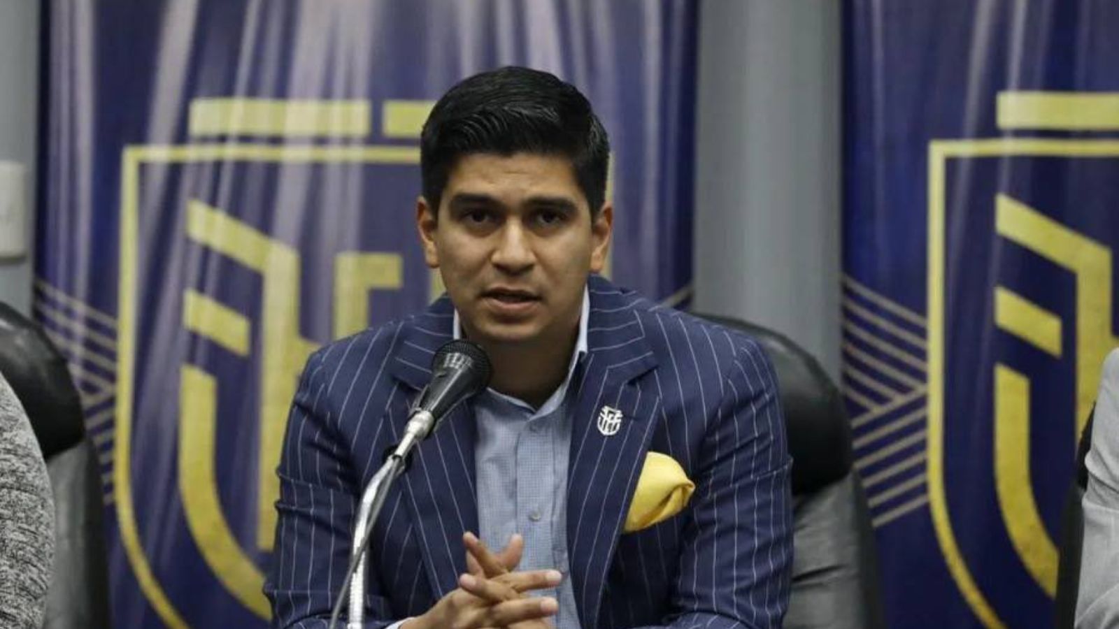 Estrada: «Dardos para uno y flores para otro»