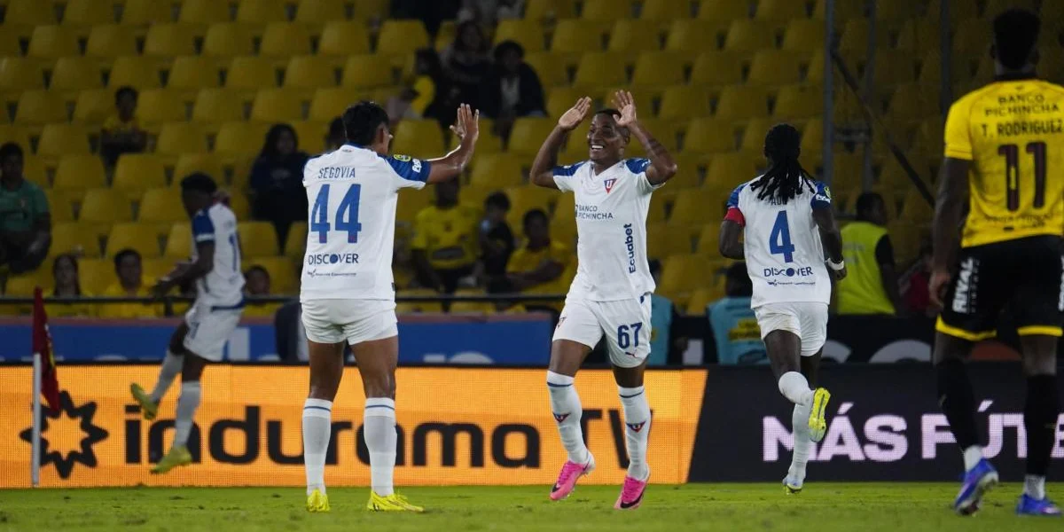 LDU: «ONCE SILENCIOS EN EL MONUMENTAL»