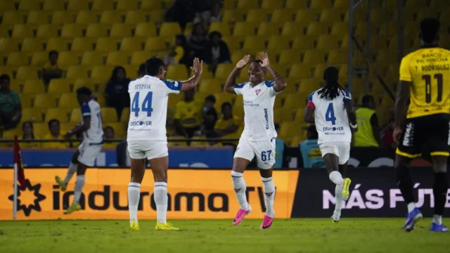 LDU: «ONCE SILENCIOS EN EL MONUMENTAL»