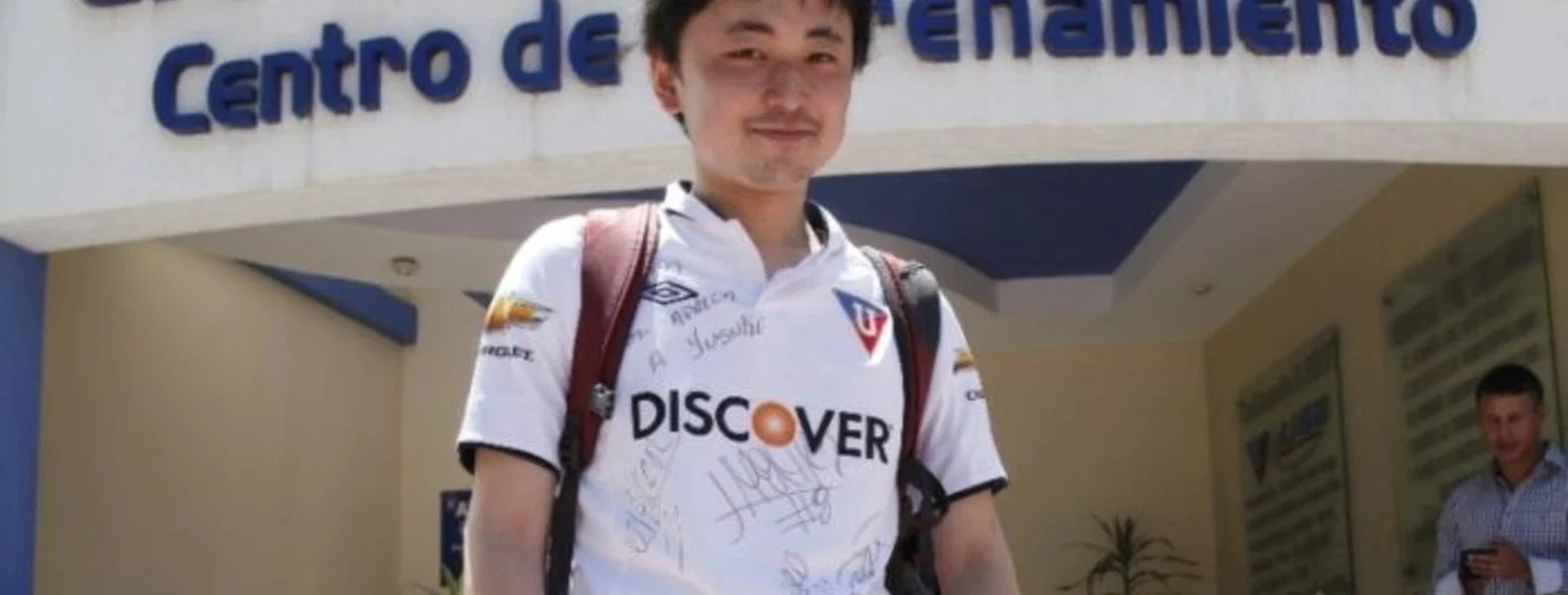 DESDE JAPÓN. ÉL LLEVA LA U EN EL CORAZÓN