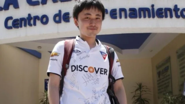 DESDE JAPÓN. ÉL LLEVA LA U EN EL CORAZÓN